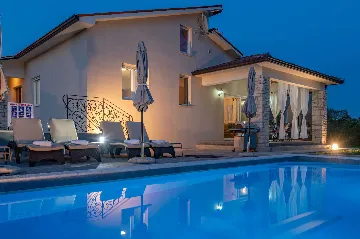 Air-Conditioned House with Pool in Nedešćina