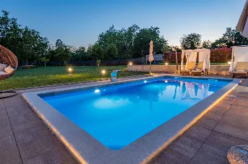 Air-Conditioned House with Pool in Nedešćina