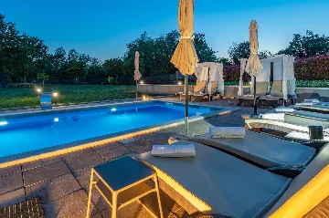 Air-Conditioned House with Pool in Nedešćina