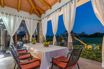 Air-Conditioned House with Pool in Nedešćina