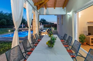 Air-Conditioned House with Pool in Nedešćina