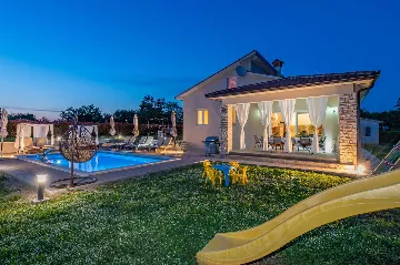 Air-Conditioned House with Pool in Nedešćina