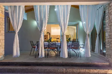 Air-Conditioned House with Pool in Nedešćina