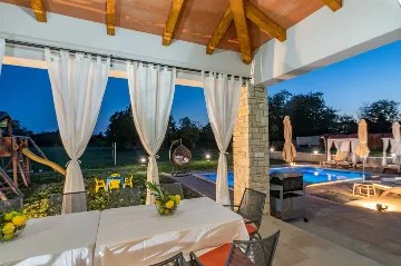 Air-Conditioned House with Pool in Nedešćina