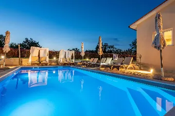 Air-Conditioned House with Pool in Nedešćina