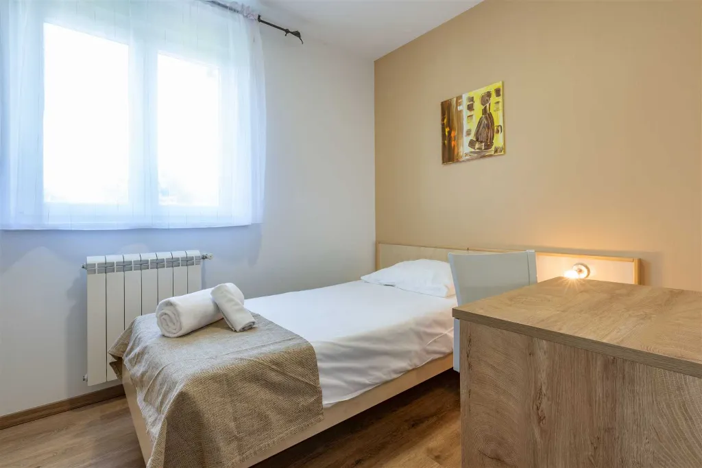 Air-Conditioned House with Pool in Nedešćina