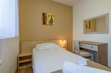 Air-Conditioned House with Pool in Nedešćina