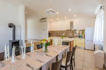 Air-Conditioned House with Pool in Nedešćina