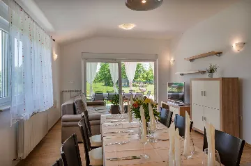 Air-Conditioned House with Pool in Nedešćina