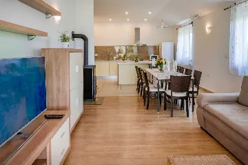 Air-Conditioned House with Pool in Nedešćina