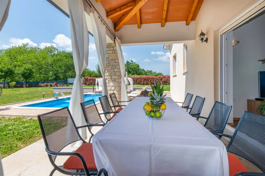 Air-Conditioned House with Pool in Nedešćina