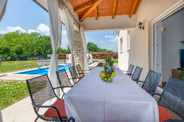 Air-Conditioned House with Pool in Nedešćina