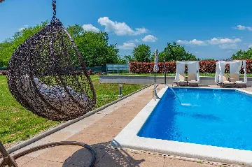 Air-Conditioned House with Pool in Nedešćina