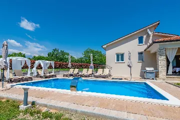 Air-Conditioned House with Pool in Nedešćina