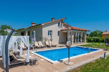 Air-Conditioned House with Pool in Nedešćina