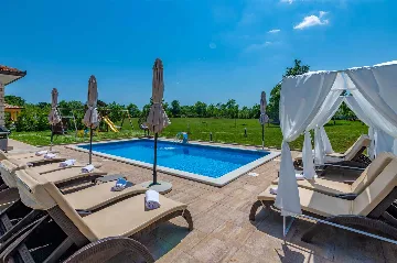 Air-Conditioned House with Pool in Nedešćina