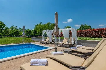 Air-Conditioned House with Pool in Nedešćina