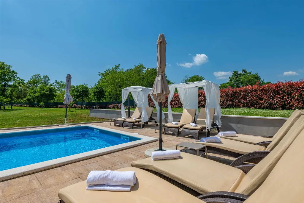 Air-Conditioned House with Pool in Nedešćina