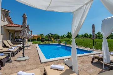 Air-Conditioned House with Pool in Nedešćina