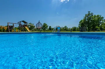 Air-Conditioned House with Pool in Nedešćina