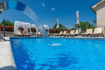 Air-Conditioned House with Pool in Nedešćina