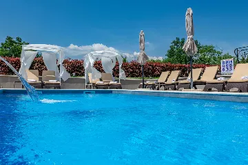 Air-Conditioned House with Pool in Nedešćina