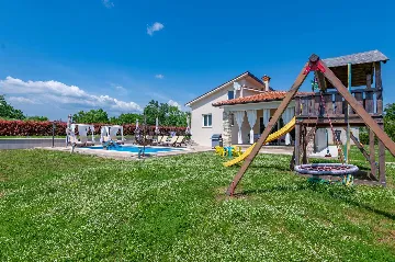 Air-Conditioned House with Pool in Nedešćina