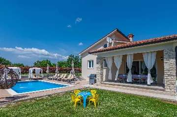 Air-Conditioned House with Pool in Nedešćina