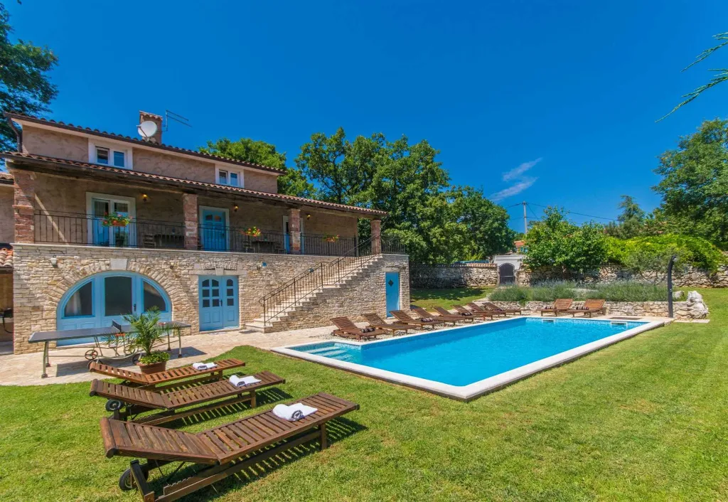 6-Bedroom House for 16 Guests in Žminj, Croatia