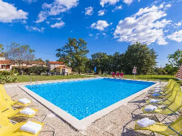 2-Bedroom Apartment in Marčana for up to 6