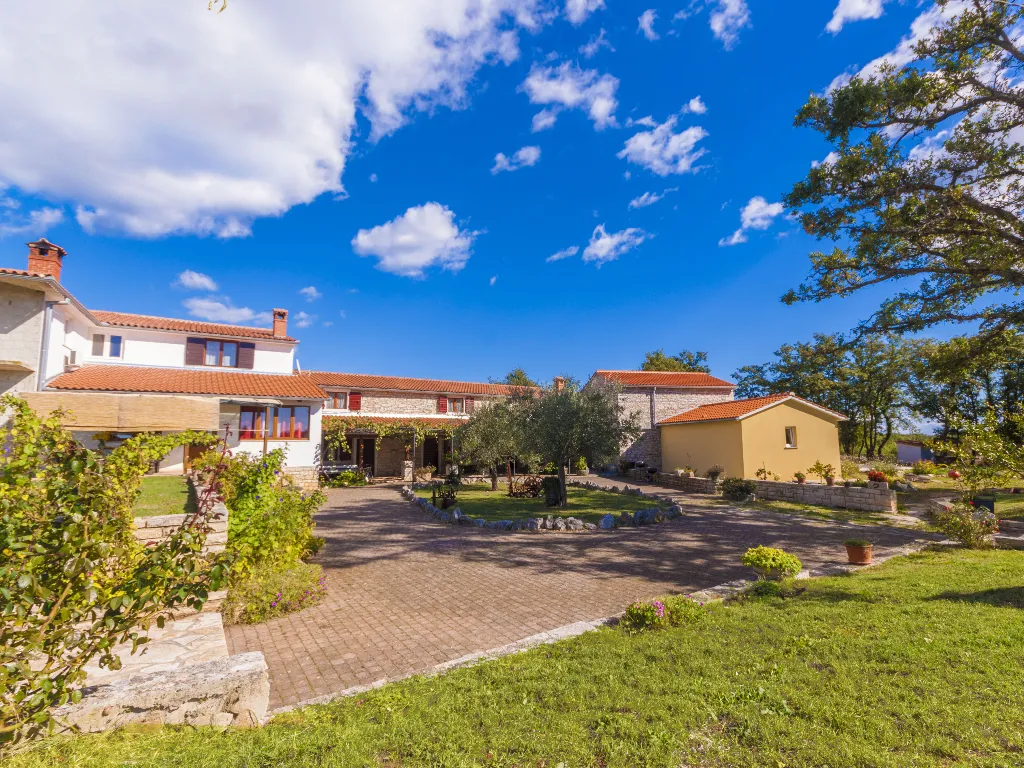 2-Bedroom Apartment in Marčana for up to 6