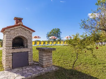 2-Bedroom Apartment in Marčana for up to 6