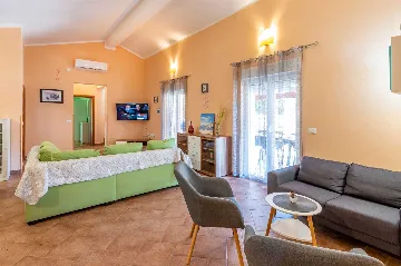 House with Pool and Sea View in Krnica