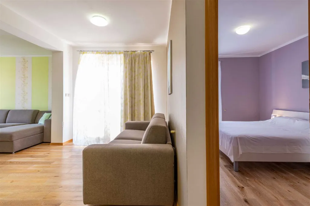 Modern Air-Conditioned Apartment in Ližnjan for 5