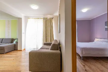 Modern Air-Conditioned Apartment in Ližnjan for 5