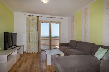 Modern Air-Conditioned Apartment in Ližnjan for 5