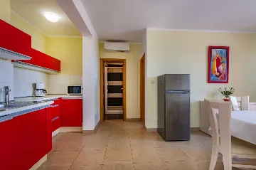 Modern Air-Conditioned Apartment in Ližnjan for 5