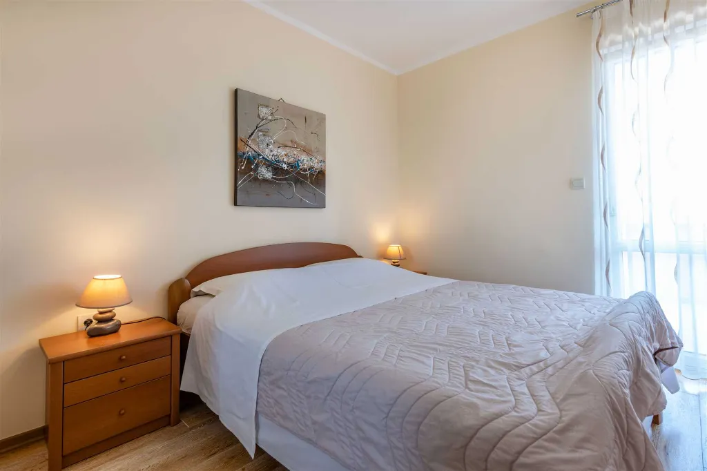 Modern Air-Conditioned Apartment in Ližnjan for 5