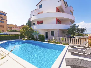 Modern Air-Conditioned Apartment in Ližnjan for 5