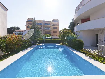 Modern Air-Conditioned Apartment in Ližnjan for 5