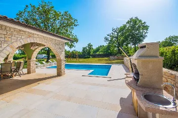 5-Bedroom House in Žminj for 10 Guests