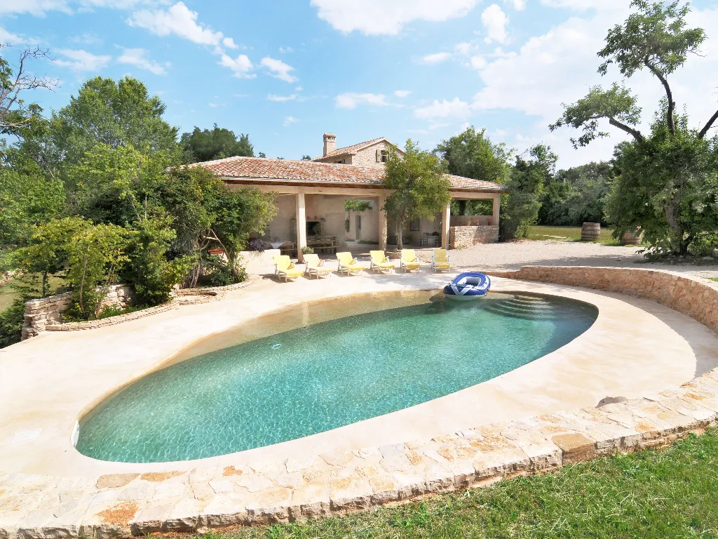 Pazin 9-Bedroom Private House for Large Groups