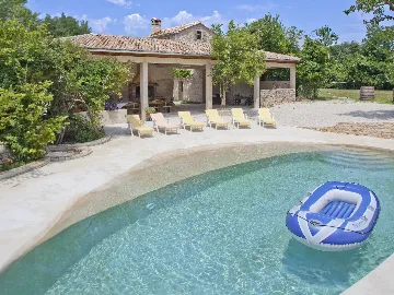 Pazin 9-Bedroom Private House for Large Groups