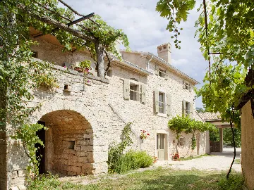 Pazin 9-Bedroom Private House for Large Groups