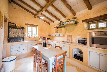 Pazin 9-Bedroom Private House for Large Groups