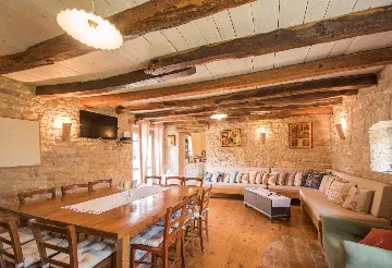 Pazin 9-Bedroom Private House for Large Groups