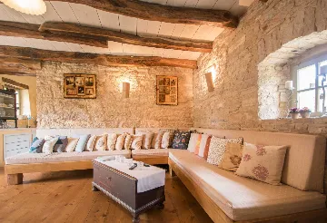Pazin 9-Bedroom Private House for Large Groups