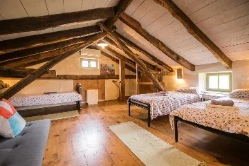 Pazin 9-Bedroom Private House for Large Groups