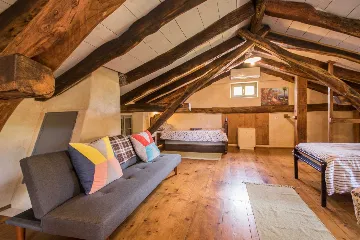 Pazin 9-Bedroom Private House for Large Groups