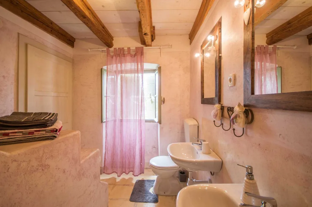 Pazin 9-Bedroom Private House for Large Groups